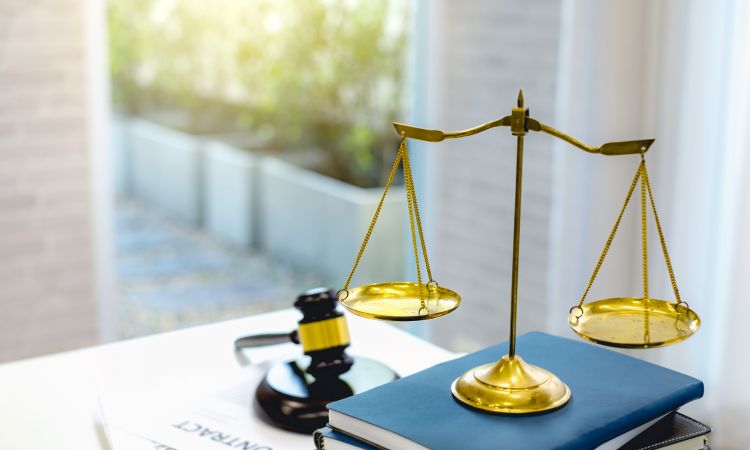 Lawyer presenting a closing statement in a Thai courtroom, representing a client through a lead law firm in Bangkok.